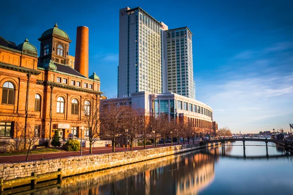 Long exposure of the Marriot Waterfront Hotel and the Public Wor — Stock Photo, Image