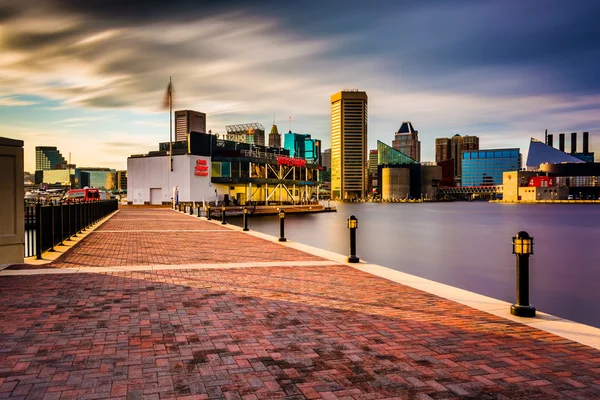 Long exposure of the skyline and Waterfront Promenade in Baltimo — Stock Photo, Image