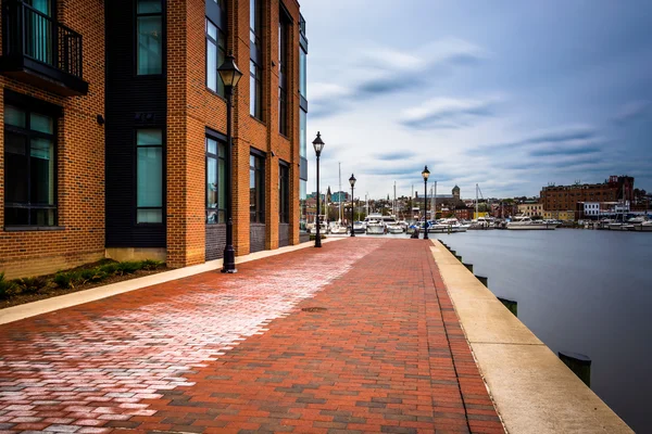 Long exposure of the Waterfront Promenade in Fells Point, Baltim — Stock Photo, Image