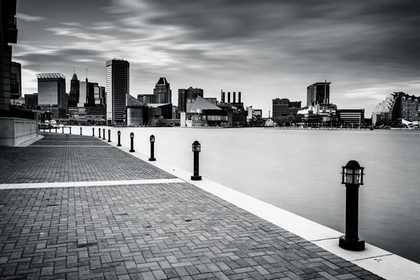 Lange Belichtung der Skyline und der Uferpromenade in Baltimo — Stockfoto