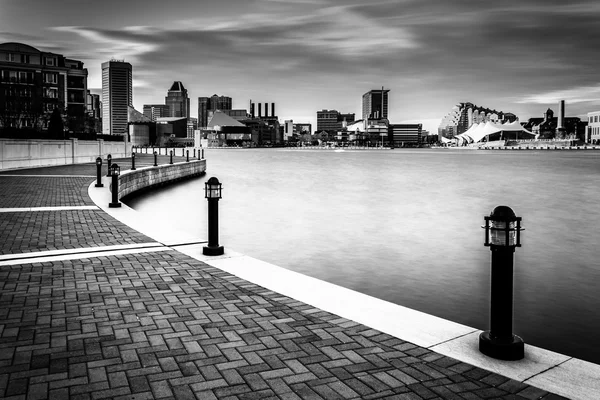 Lange Belichtung der Skyline und der Uferpromenade in Baltimo — Stockfoto