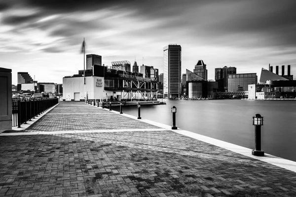 Lång exponering av skyline och waterfront strandpromenaden i baltimo — Stockfoto