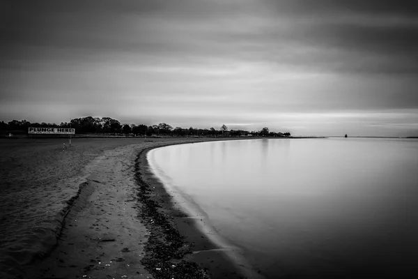 Lunga esposizione della spiaggia a Sandy Point State Park, Maryland . — Foto Stock