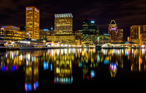 Long exposure of the skyline at night, from the Inner Harbor in — Stock Photo, Image