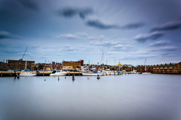 Lunga esposizione del lungomare di Canton, Baltimora, Maryland . — Foto Stock