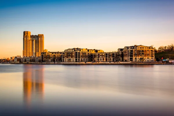 Long exposure of waterfront condominiums at the Inner Harbor in — Stock Photo, Image