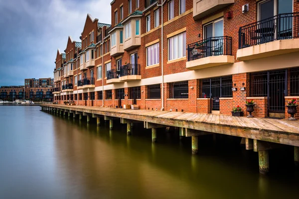 Long exposure of waterfront condominiums in Fells Point, Baltimo — Stock Photo, Image