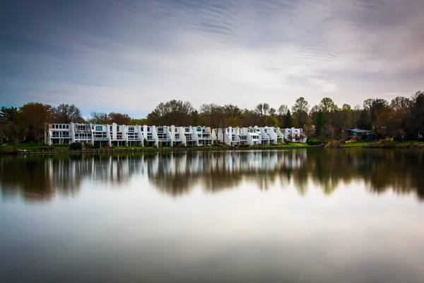 Lange Belichtung von Häusern am Wasser am wilden See, in Kolumbien, ma — Stockfoto