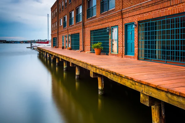 Long exposure of waterfront residences in Fells Point, Baltimore — Stock Photo, Image