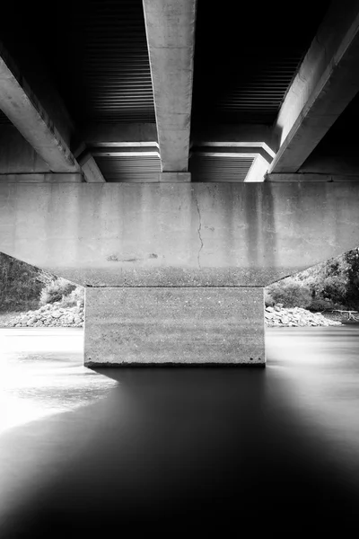 Lunga esposizione sotto un ponte al Codorus State Park, Pennsy — Foto Stock