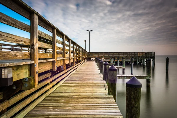 Lange Belichtungszeit auf der Seebrücke in Chesapeake Beach, Maryland. — Stockfoto