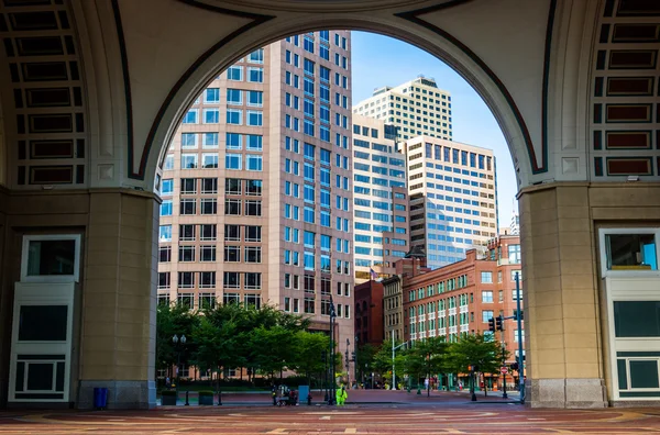 Κοιτάζοντας μέσα από την αψίδα στο rowes wharf, στη Βοστώνη, massachusett — Φωτογραφία Αρχείου