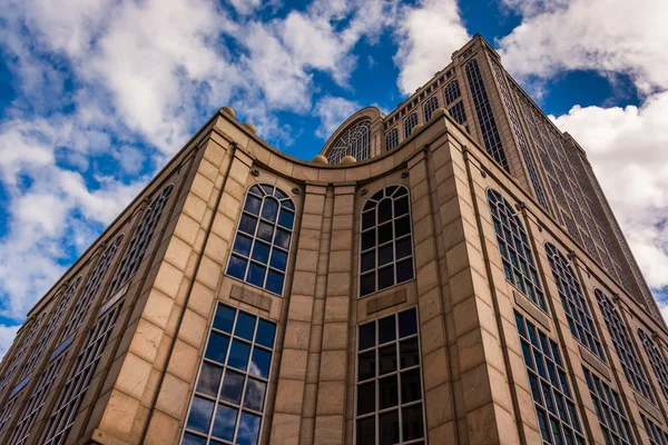 Tittar upp på en modern byggnad i boston, massachusetts. — Stockfoto