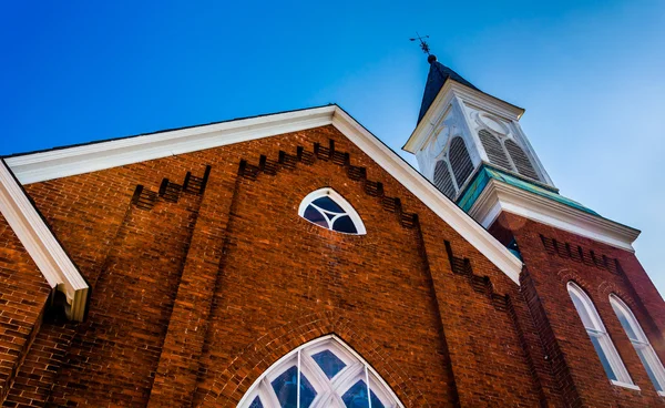 Tittar upp på en kyrka i abbottstown, pennsylvania. — Stockfoto