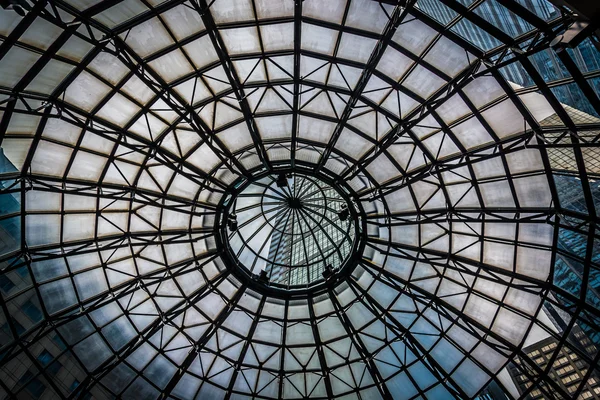 Mirando una cúpula dentro de un edificio en Filadelfia, Pennsylv — Foto de Stock