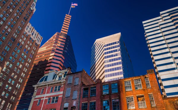 Looking up at a mix of modern and old buildings in Baltimore, Ma — Stock Photo, Image