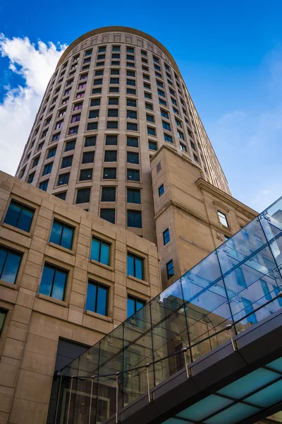 Looking up at a modern building in Boston, Massachusetts. — Stock Photo, Image