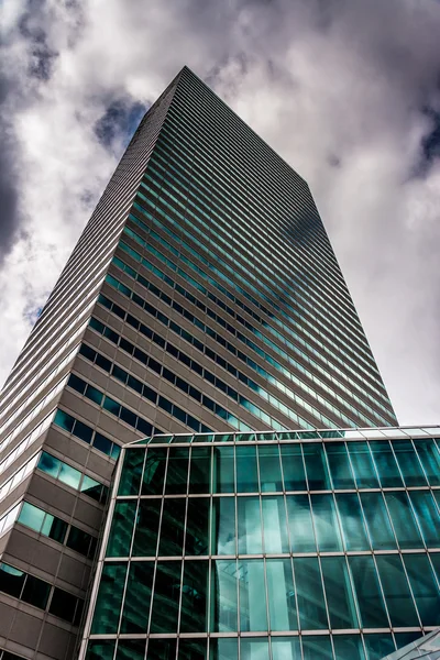 Mirando un edificio moderno en Boston, Massachusetts . — Foto de Stock