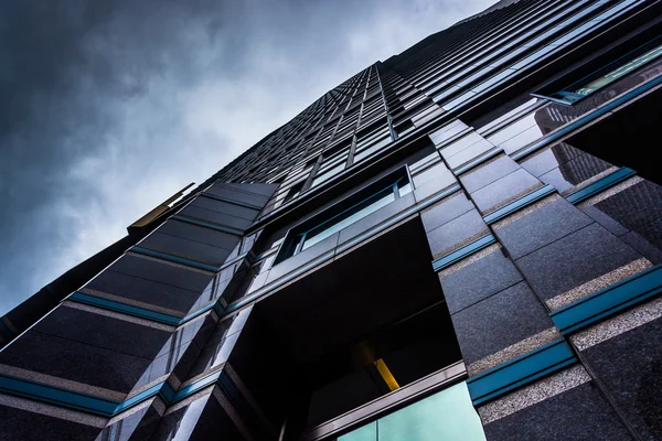 En regardant un bâtiment moderne sous un ciel nuageux à Philadelph — Photo