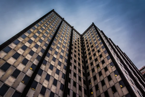 Olhando para um edifício moderno no centro de Filadélfia, Pensilvânia — Fotografia de Stock