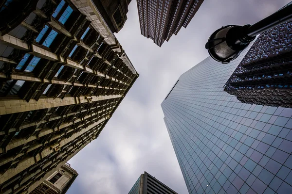 Looking up at a streetlight and buildings in Philadelphia, Penns — Stock Photo, Image