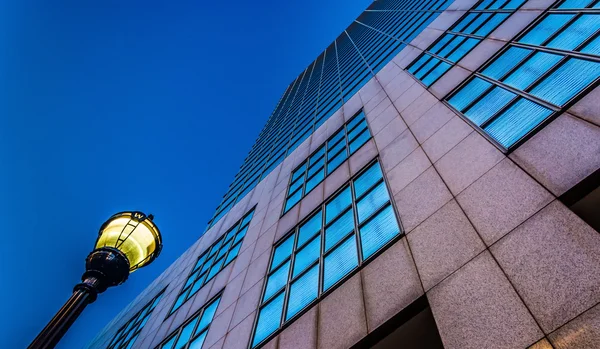 Looking up at a streetlight and the PNC Bank Center building in — Stock Photo, Image