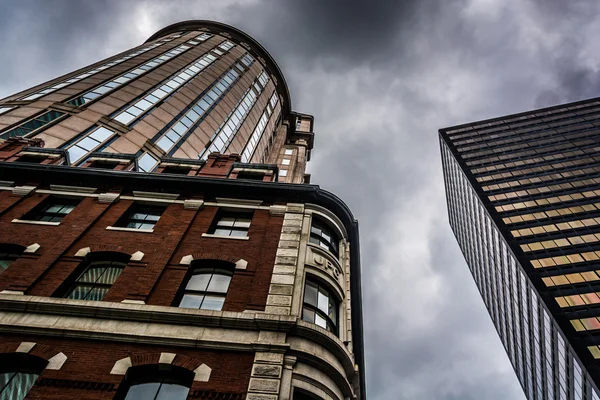 Kijken op gebouwen en een bewolkte hemel in boston, massachusett — Stockfoto