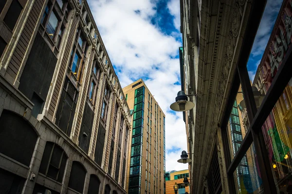 En regardant les bâtiments le long d'une rue étroite à Boston, Massach — Photo