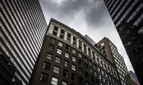 Guardando gli edifici e un cielo nuvoloso a Boston, Massachusett — Foto Stock