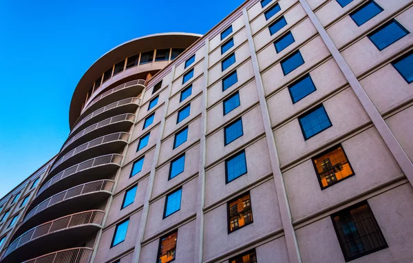 Looking up at an apartment building in downtown Baltimore, Maryl — Stock Photo, Image