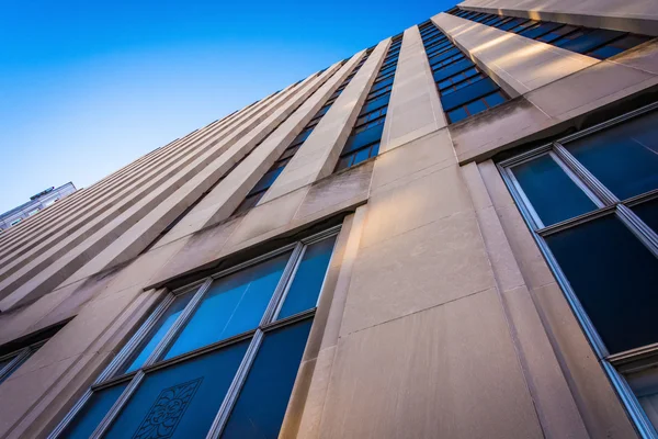 Looking up at an office building in Baltimore, Maryland. — Stock Photo, Image