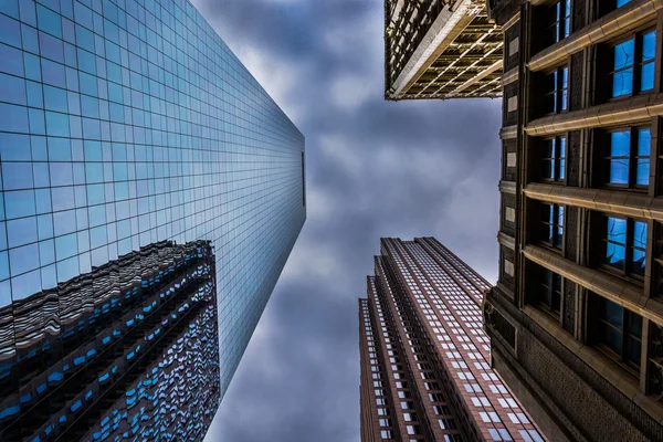 Looking up at buildings in Philadelphia, Pennsylvania. — Stock Photo, Image