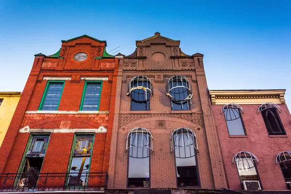 Looking up at buildings in Old Town Mall, Baltimore, Maryland. — Stock Photo, Image