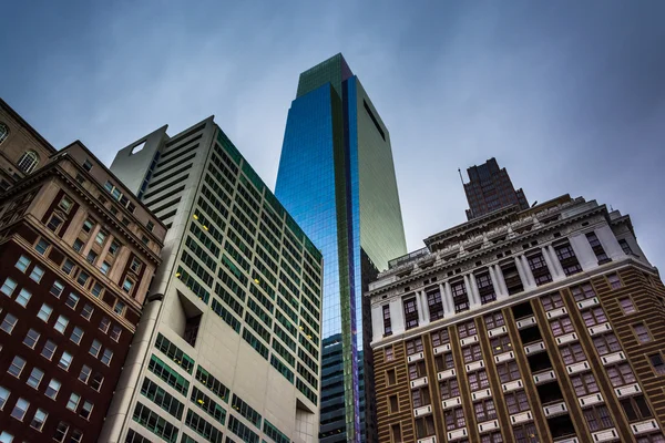 Looking up at buildings under a cloudy sky in Philadelphia, Penn — Stock Photo, Image