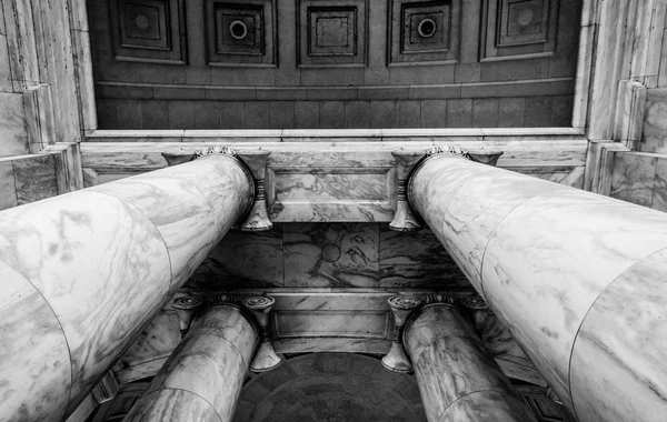 Mirando las columnas en el Thomas Jefferson Memorial, Washingt — Foto de Stock