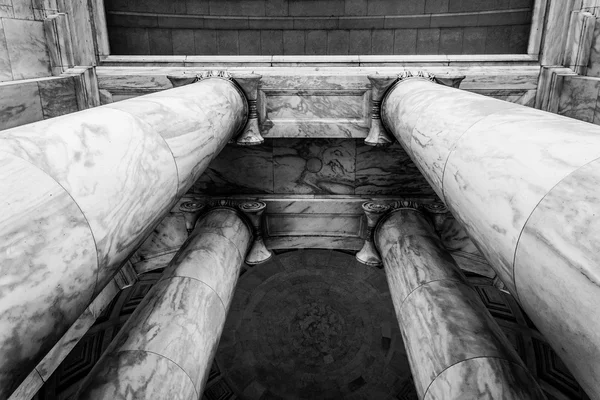 Looking up at columns at the Thomas Jefferson Memorial, Washingt — Stock Photo, Image