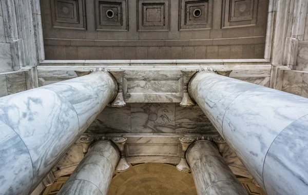 En regardant des colonnes au Thomas Jefferson Memorial, Washingt — Photo