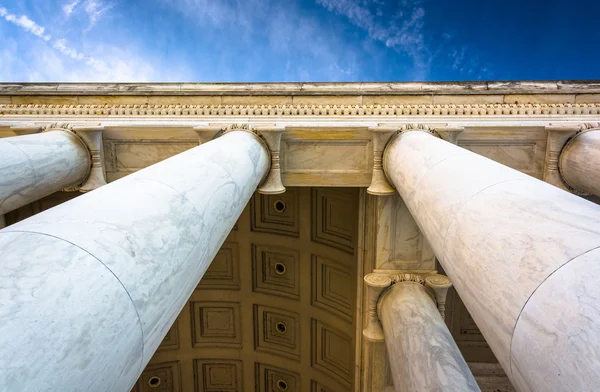 En regardant des colonnes au Thomas Jefferson Memorial, Washingt — Photo