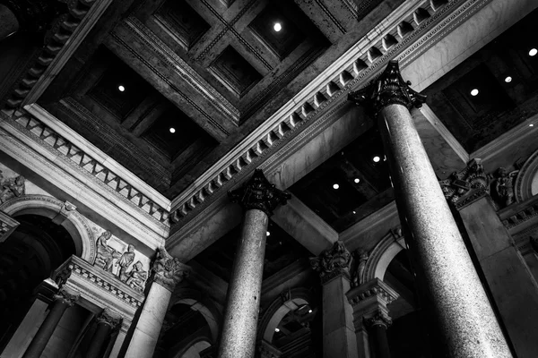Looking up at interesting architecture in City Hall, Philadelphi — Stock Photo, Image