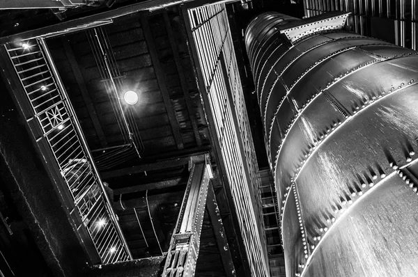 Mirando hacia arriba en la arquitectura interesante en la planta de energía, Baltim —  Fotos de Stock