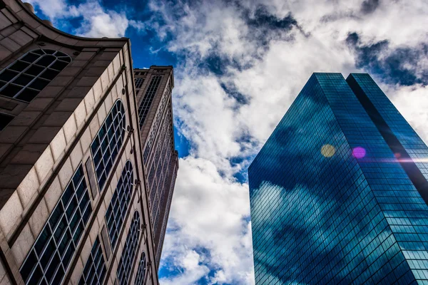 Felnézett a modern épületek, és a gyönyörű égbolt a boston, ma — Stock Fotó