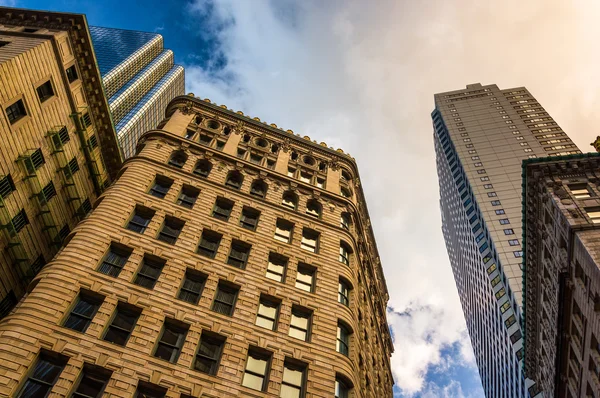 Looking up at modern buildings and old architecture in Boston, M — Stock Photo, Image