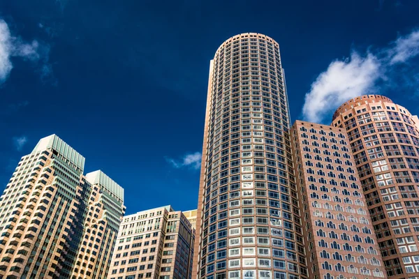 Looking up at modern buildings in Boston, Massachusetts. — Stock Photo, Image