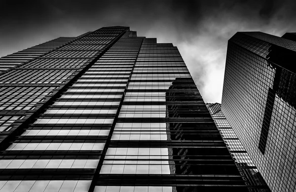 Guardando in alto a edifici moderni sotto un cielo nuvoloso in Liguphi — Foto Stock