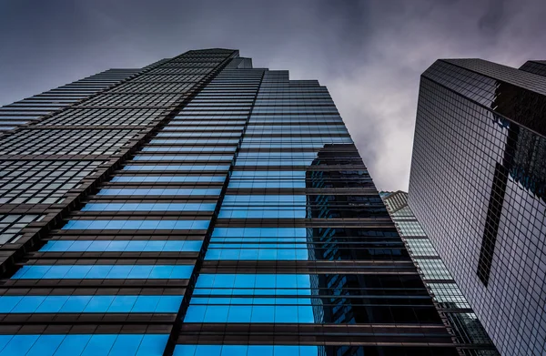 Privind în sus la clădiri moderne sub un cer tulbure în Philadelphi — Fotografie, imagine de stoc