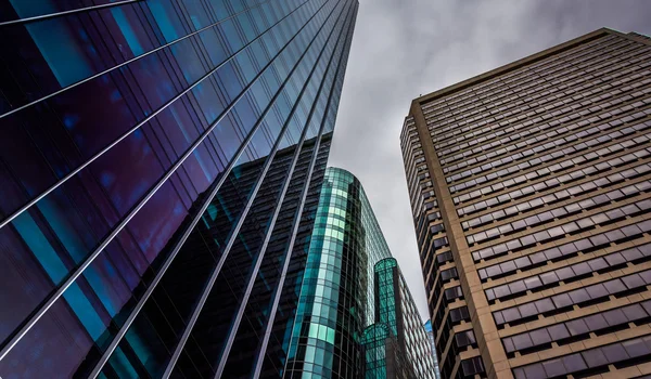 Looking up at modern buildings under a cloudy sky in Philadelphi — Stock Photo, Image