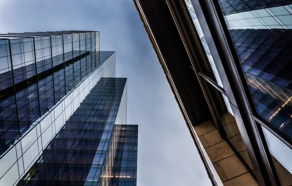 Kijken op moderne glazen gebouwen in baltimore, maryland. — Stockfoto