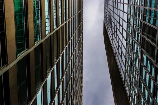 Looking up at modern glass buildings in Philadelphia, Pennsylvan — Stock Photo, Image