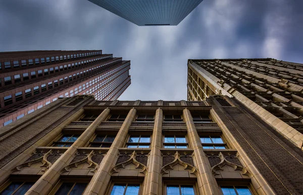 Kijken op hoge gebouwen en een bewolkte hemel in philadelphia, p — Stockfoto