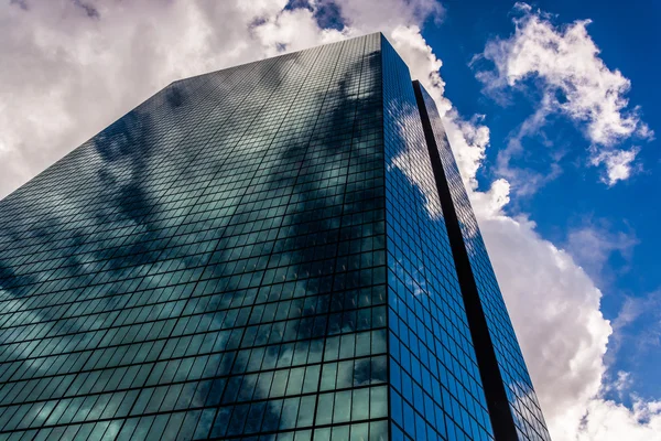 Kijken op de john hancock gebouw in boston, massachusetts — Stockfoto